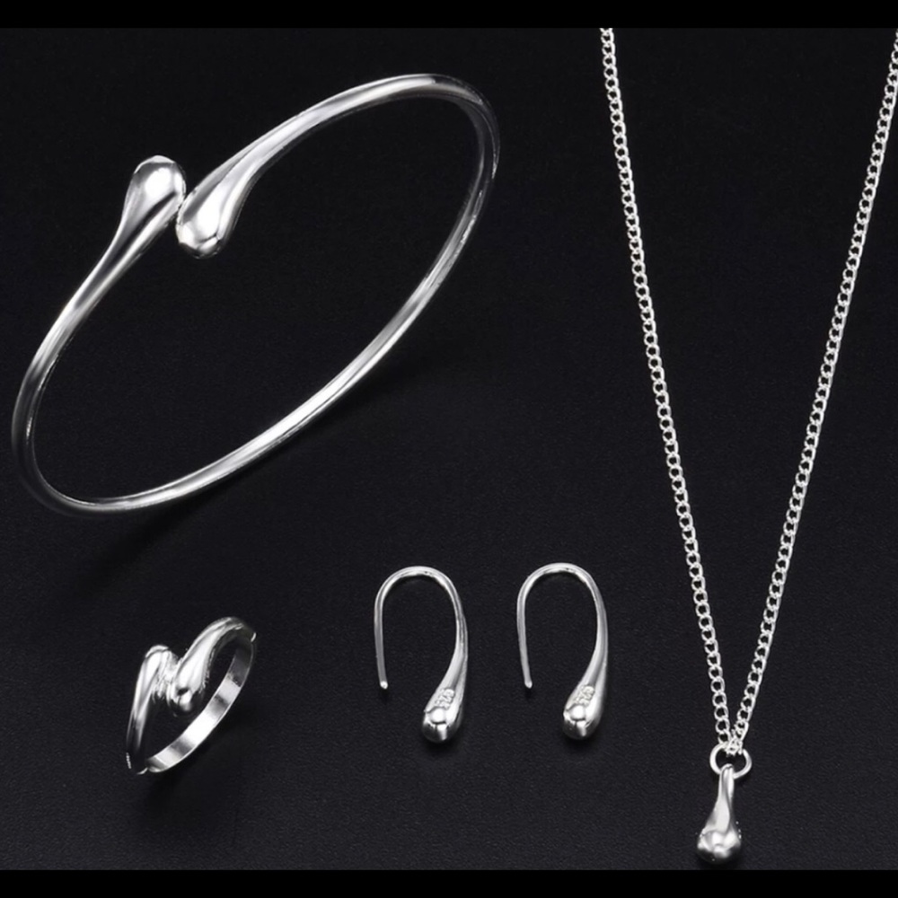🌟NWT🌟 One size fits all Raindrop Shape Set